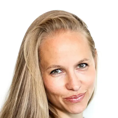 Porträtt av projektkoordinator i ljus interiör